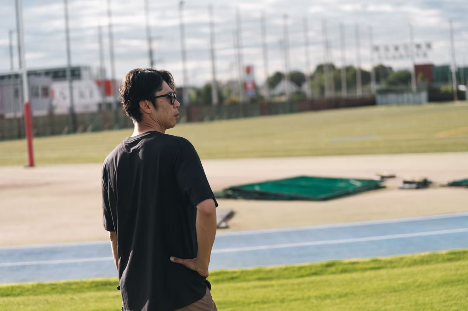 グラウンドで選手たちを見つめる徳本一善監督