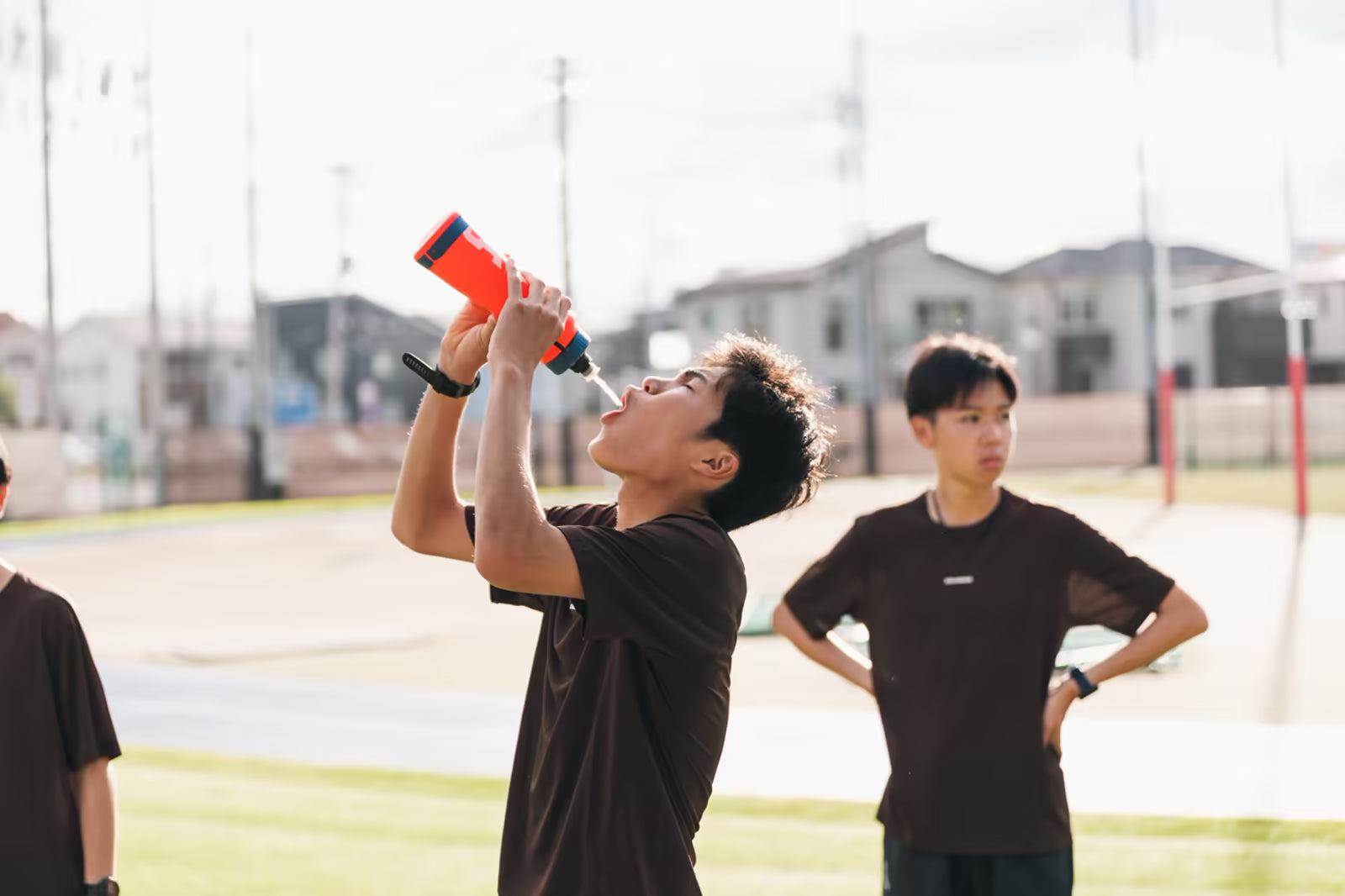 給水をする選手