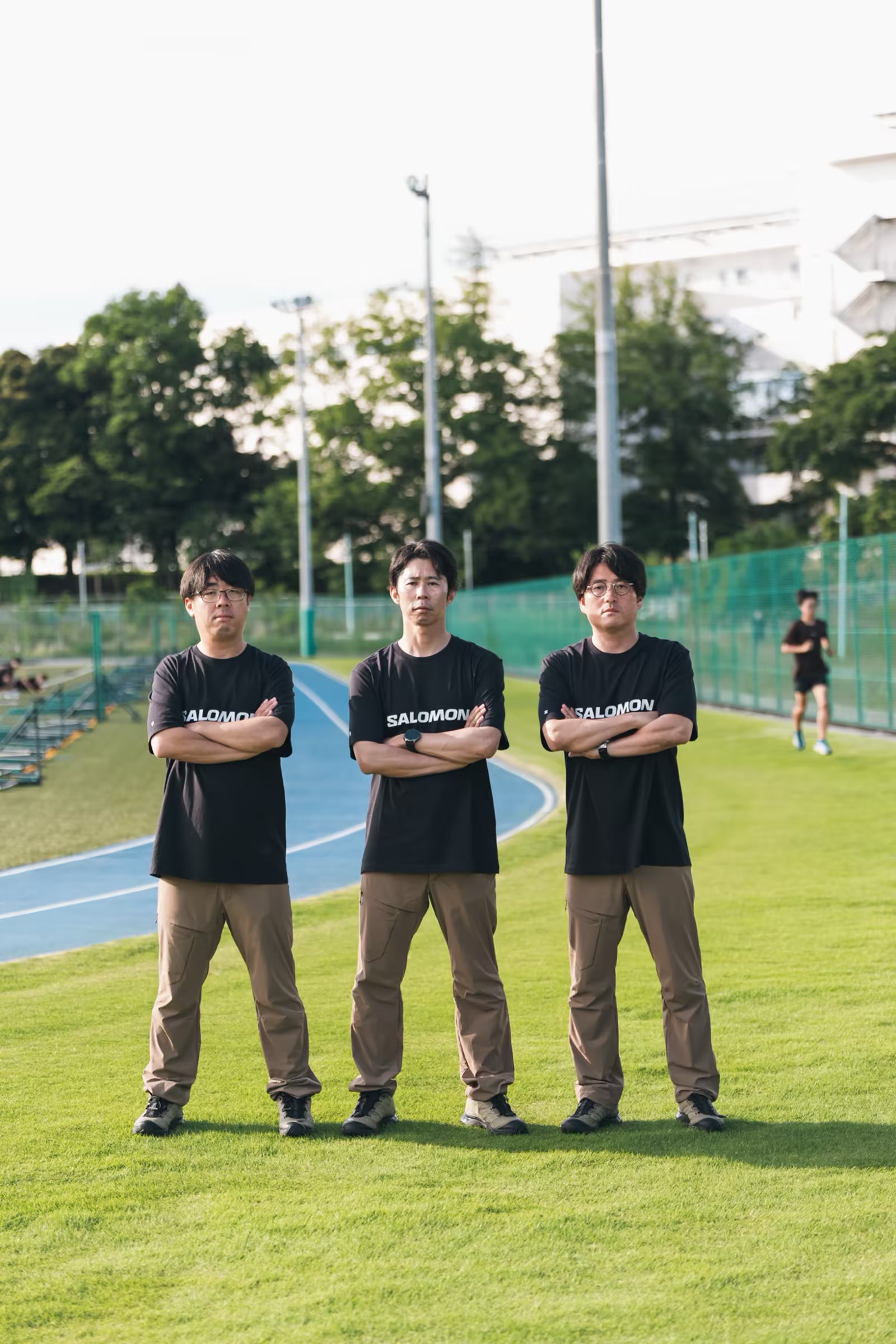 グラウンドに立つ芝浦工業大学駅伝部の選手たち
