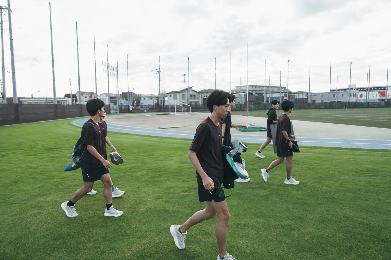 グラウンドを歩く選手たち