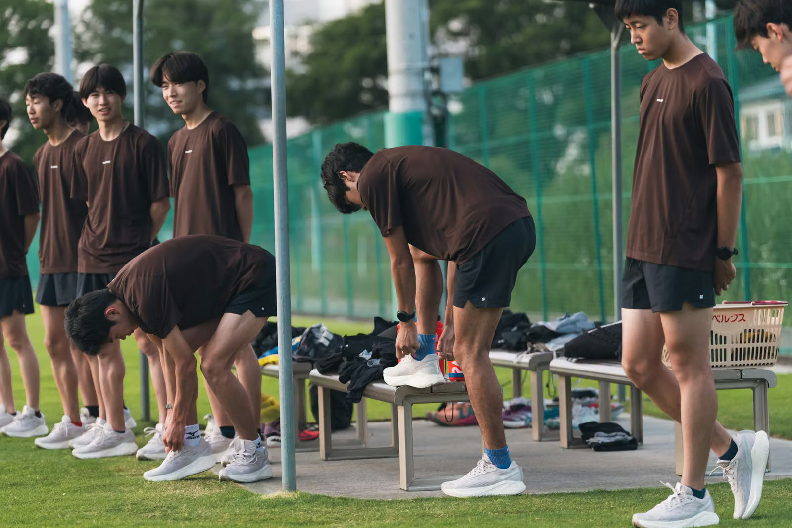 シューズの紐を結ぶ選手たち