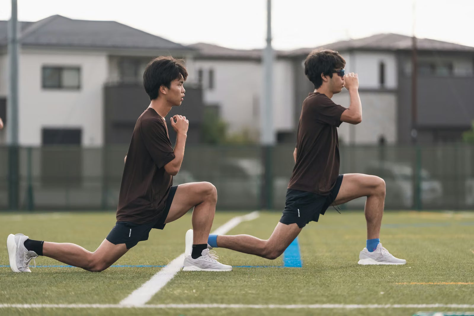 グラウンドで動的ストレッチをする選手たち