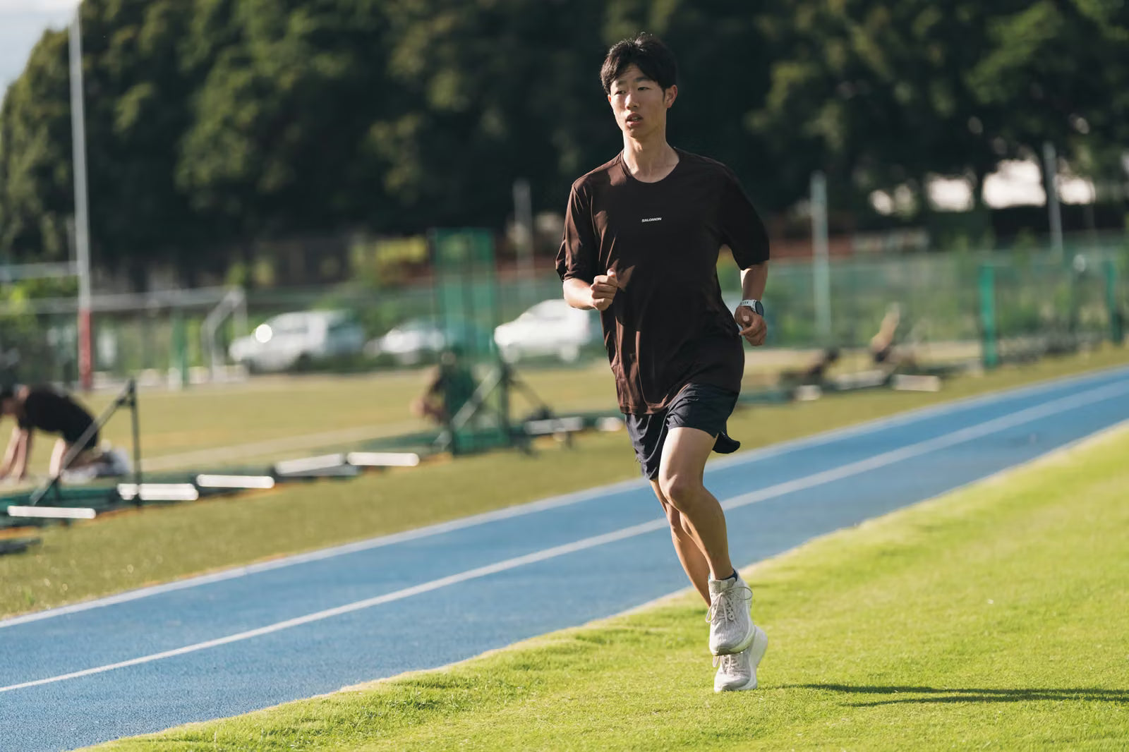 朝のトラックを走る選手