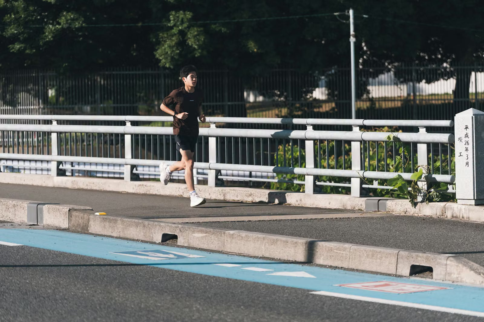 朝の光の中を走る選手