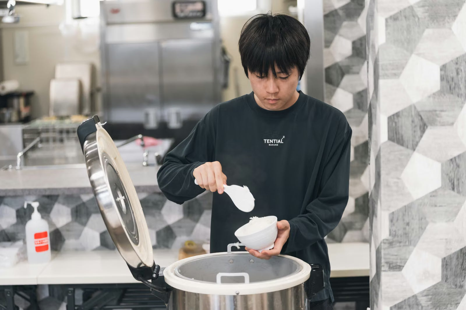 朝食を準備する選手