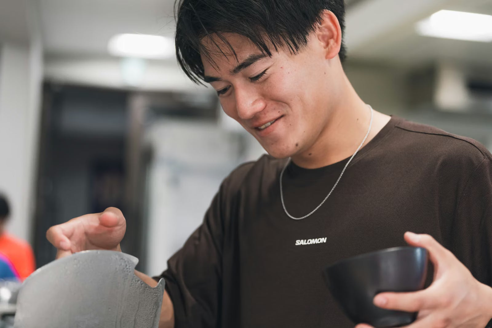 朝食を囲む選手たち