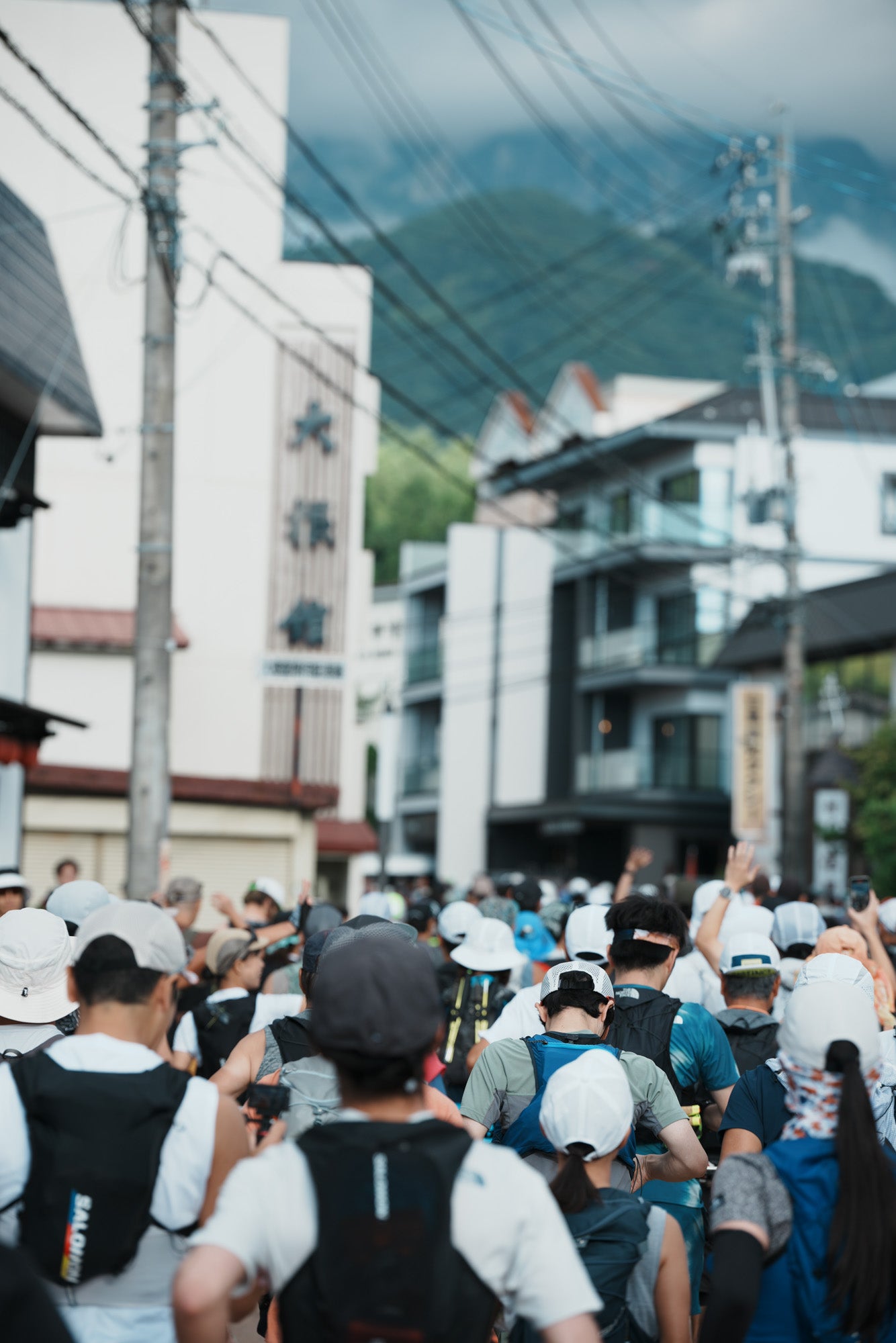 白馬の街に集まるランナー